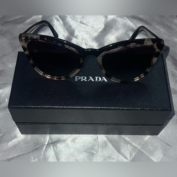 Brand New Never Worn Authentic Prada Cat Eye Sunglasses - Picture 4 of 6
